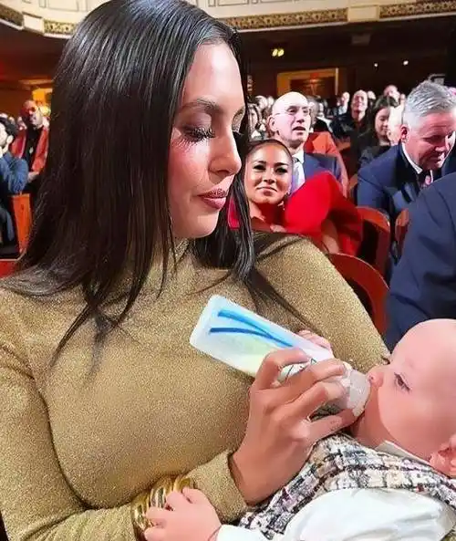 43岁瓦妮莎现状!穿科比队服,深夜约会加索尔,庆祝儿子2岁生日