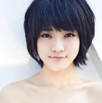 柔顺的发丝随意的造型搭配上整齐的刘海完美的修衬着圆脸,整个发型