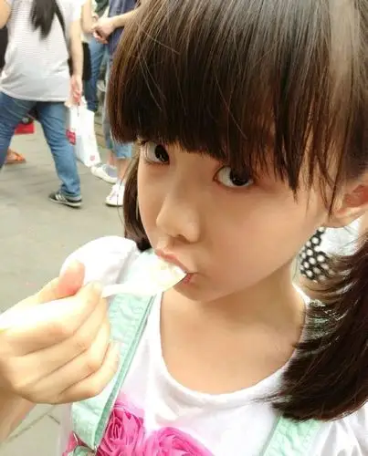 万万没想到2卖火柴的可爱小女孩纪姿含超萌生活照