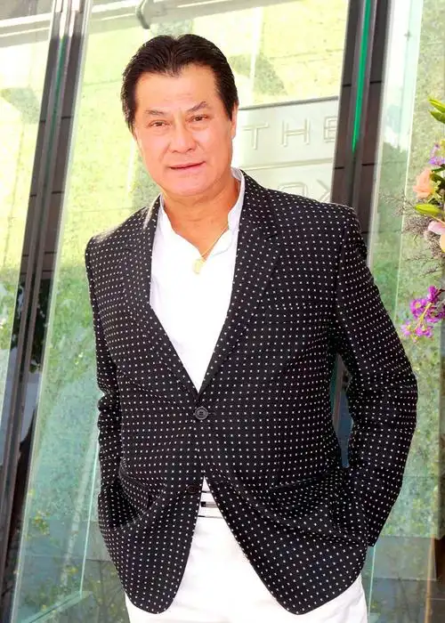 原创原本只想当个公务员却误打误撞成香港影坛大佬邓光荣有多传奇