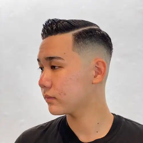 短寸头短寸头可以说是生活中最常见的发型,凭借简单好打理的特点,也是