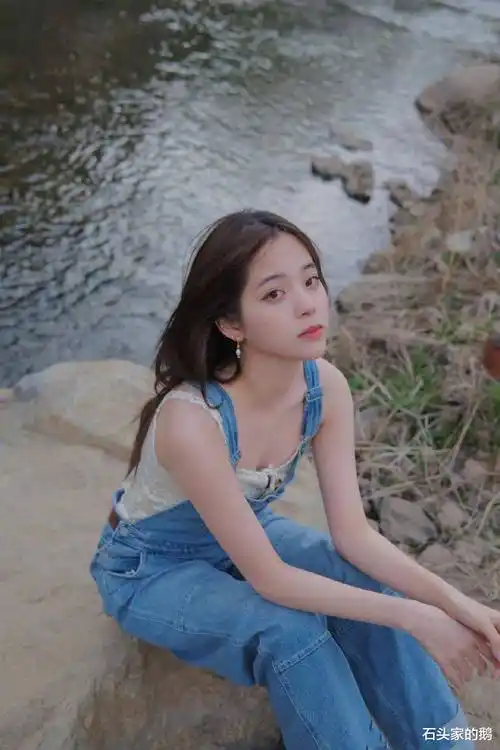 欧阳娜娜不穿衣服时尚上阵,凸点被说绿茶,和多个男明星亲密_网友_身材