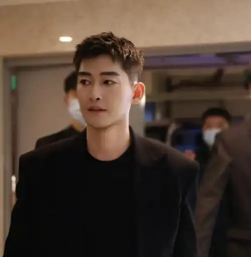 近日,张瀚出席某活动,现场图曝光.