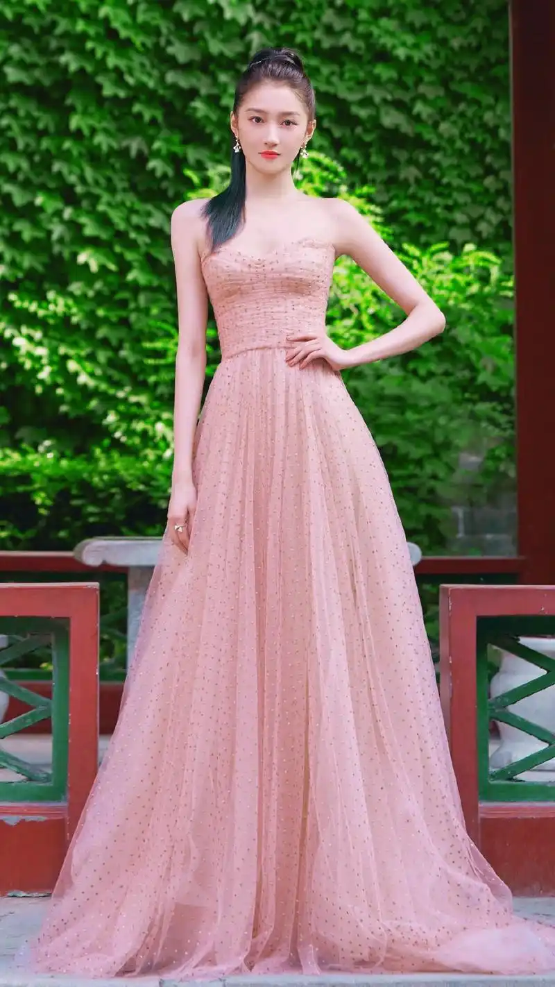 原创关晓彤壁纸这个世界怎么要求你那是它的事而我只偏向你