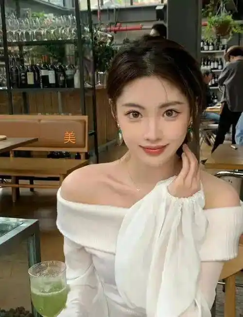 rng小明有女朋友了和uzi老婆奥咪咪是闺蜜颜值真的太高了