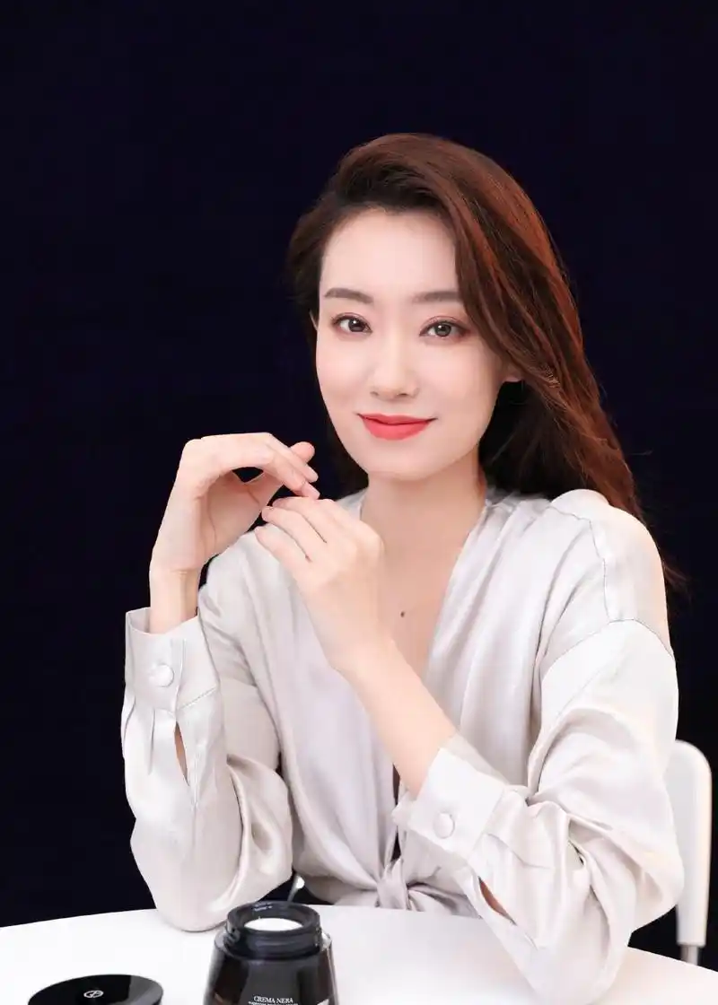 张小斐知性上半身美照