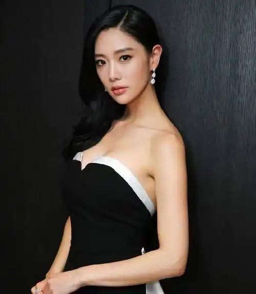 亚洲女神李成敏穿抹胸黑裙和蓝裙,一款高贵冷艳,一款丰盈窈窕_照片