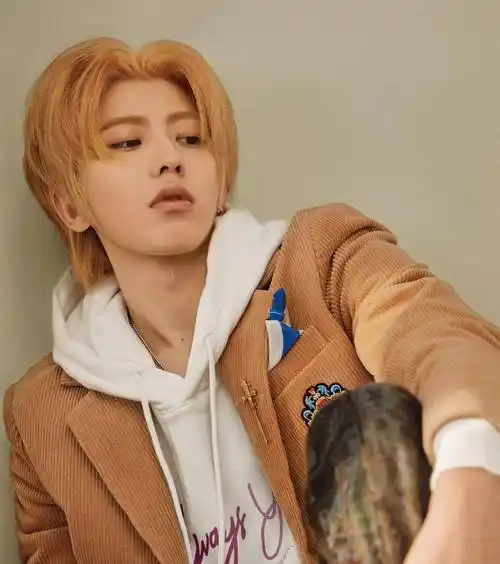 原创蔡徐坤最新写真照穿蓝色衬衫配条纹大衣撞色复古风领结好抢镜