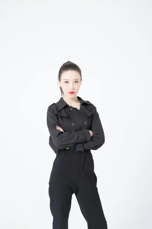 女网红不直播卖萌,跑到了《fe特工局》当起了女特工