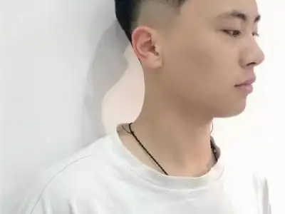 两边推掉中间厚发型 帅哥发型赶紧安排剪吧