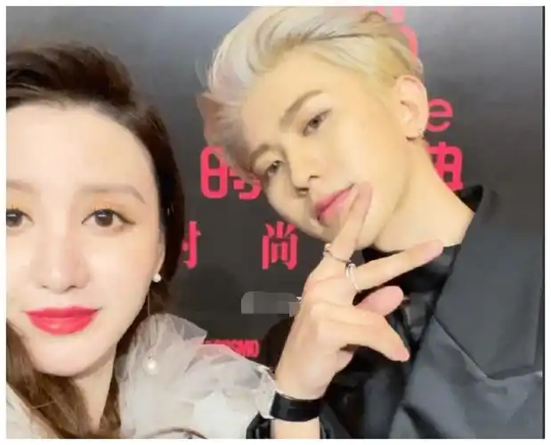 蔡徐坤时尚盛典翻车,下巴凸出尖过女明星,生图再现"镰刀脸"|蔡徐坤