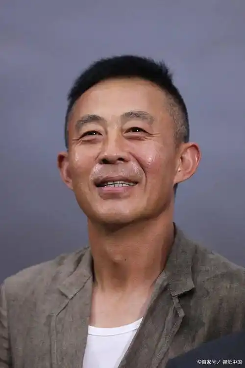 他经历两段失败的婚姻,三婚娶90后小娇妻,如今成了人生赢家_侯勇_沈蓉