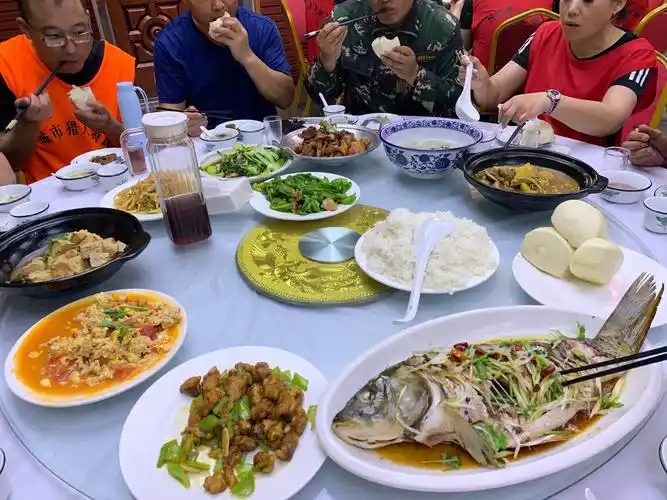 中午这顿大餐吃的美味又丰盛!大伙凑在一起,饭也变得格外香甜.