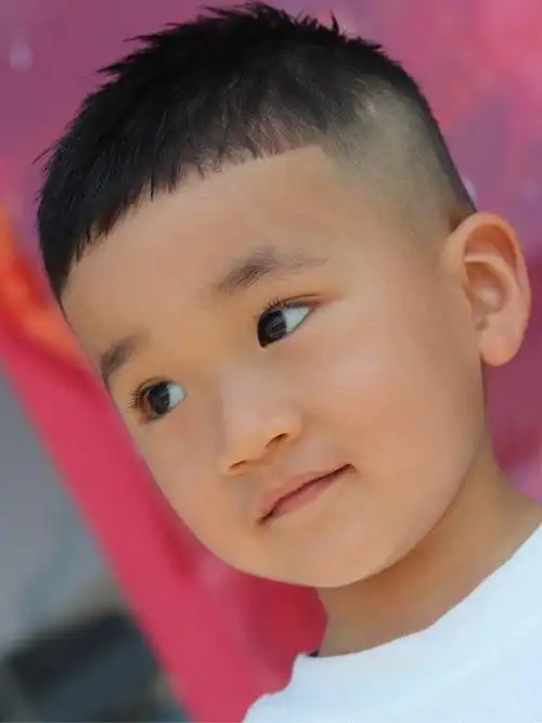 在时尚的世界中,发型是展现个性和风格的重要元素之一.