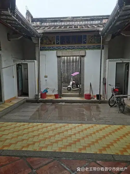 直主出租:高铁站边石泉美村四合院出租:3房1大厅1厨1卫1浴室.