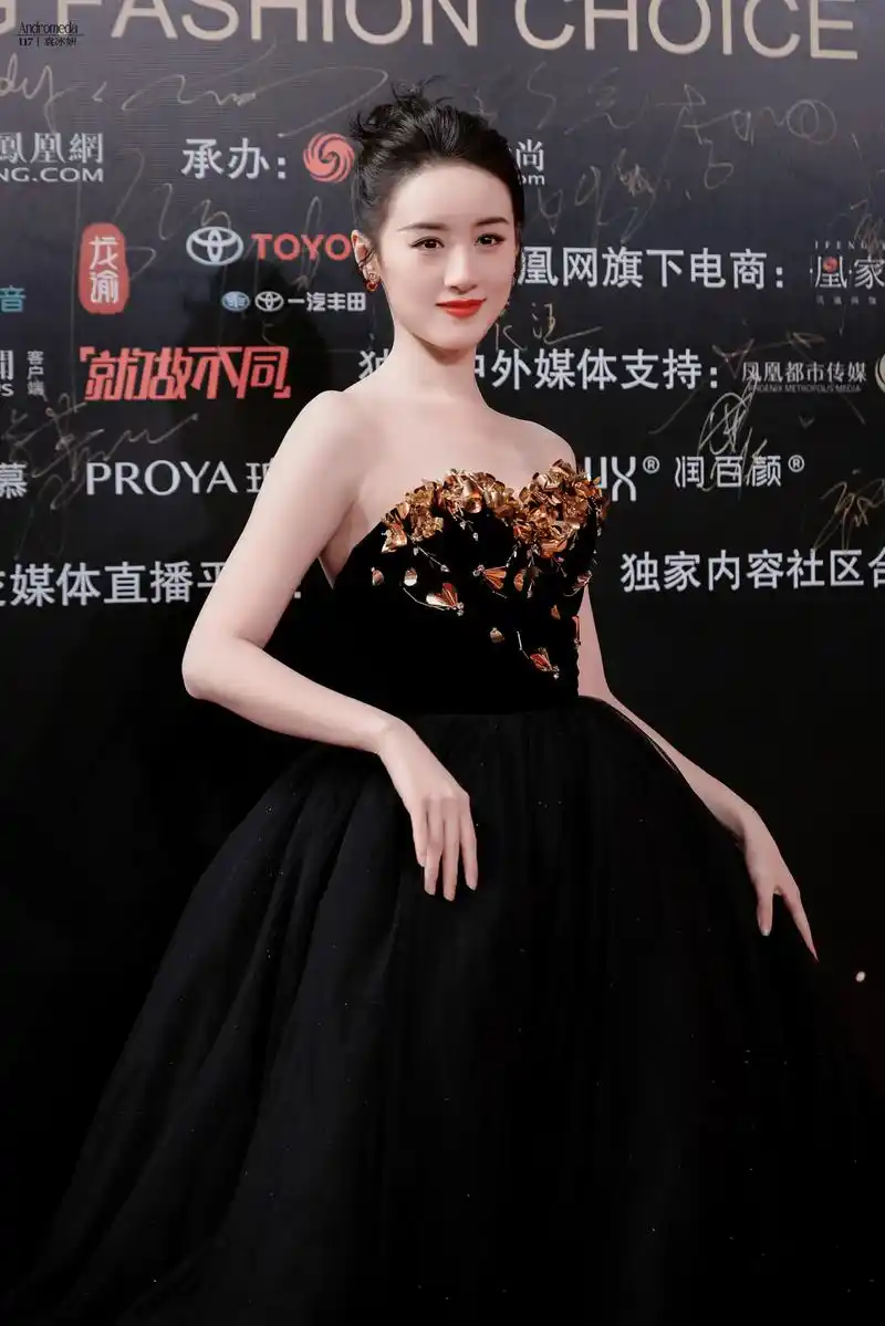 袁冰妍写真,一袭刺绣繁花抹胸裙,香肩玉臂,温柔优雅