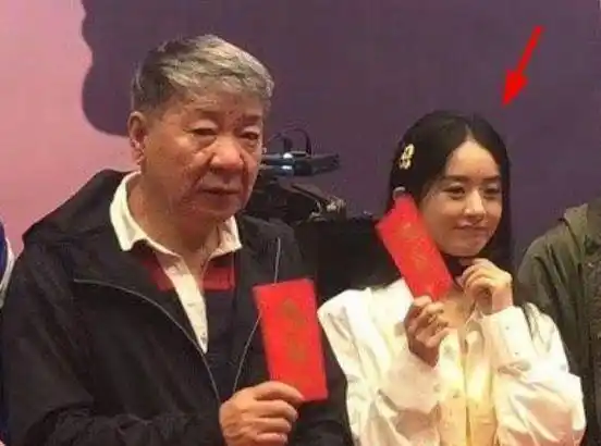 第一天就素颜,打扮质朴像16岁,男主角却显老_颖宝_罗晋_化妆