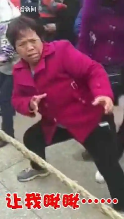 视频激情大妈为拔河加油咬牙切齿每帧都是表情包大妈拔河加油