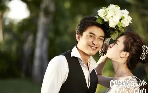 李佳航李晟婚纱照曝光 幸福相拥上演浪漫时刻