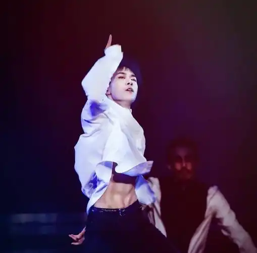 看看明星名品腹肌鲨谁的眼泪从嘴角流下来