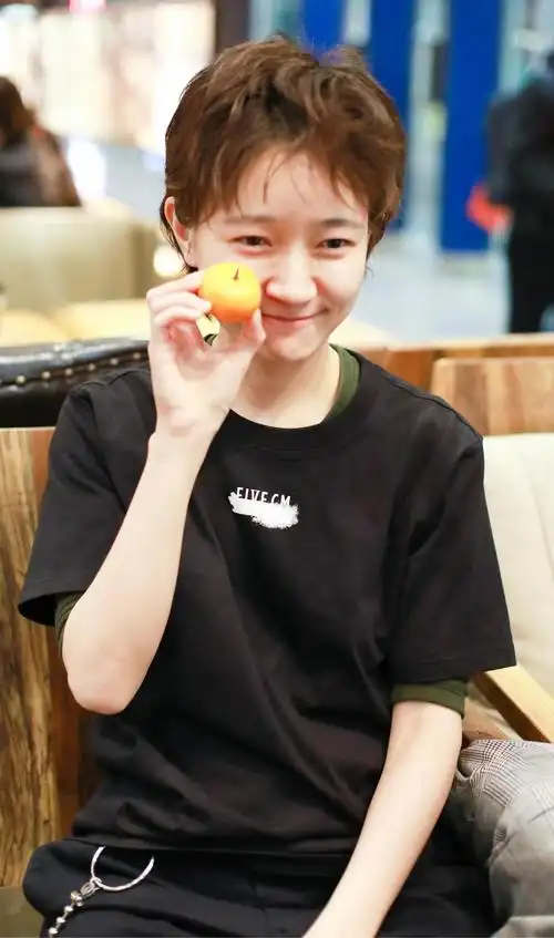 焦俊艳真实在素颜走机场连眉毛都懒画却被网友赞哪像32岁