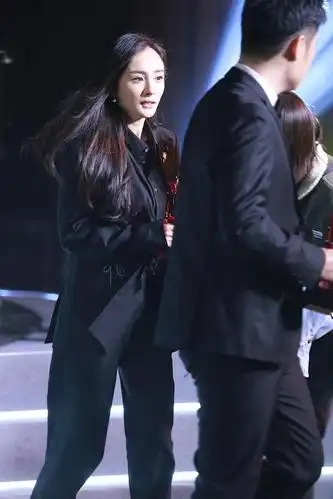 杨幂黑西装英姿飒爽 获年度十大公益人物登台领奖