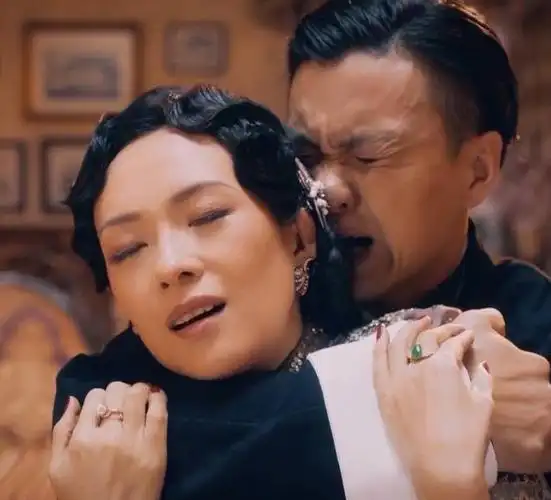 章子怡周一围亲密搂抱被嘲太亲密