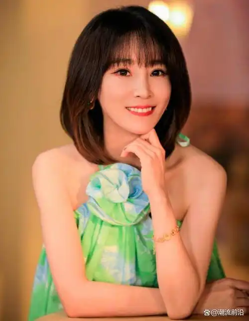 自从吴京大火之后,作为妻子的谢楠也开始受到影迷的关注,仔细了解才