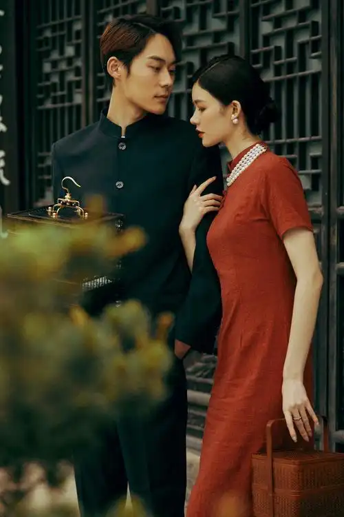 曼妙多姿,笑颜如花绽|复古旗袍婚纱照
温柔到骨子里的复古旗袍婚纱