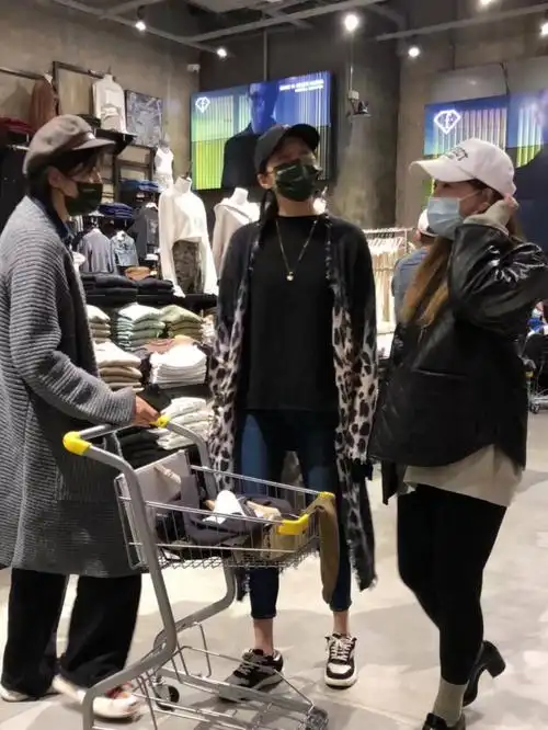 偶遇关晓彤探店