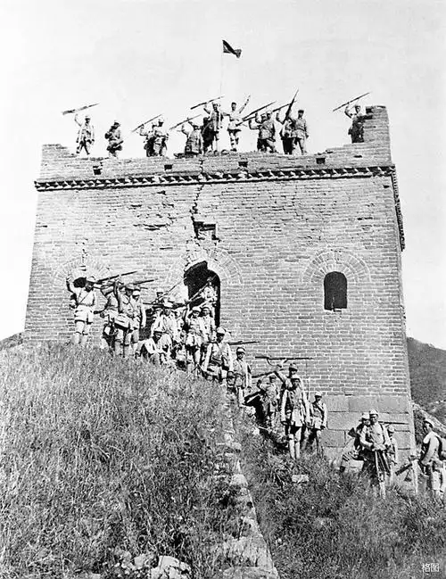 黑白影像记录长城上的抗战