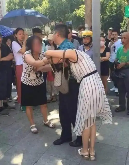 小三暴打原配8分钟原配当街扒光暴打小三