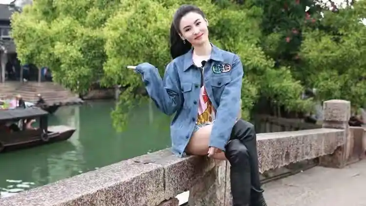 41岁张柏芝现身乌镇,高扎马尾穿粉衣美如少女,大长腿超吸睛!