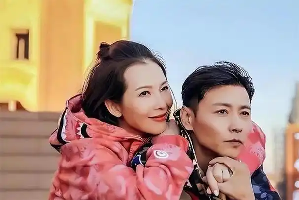 演员蔡少芬:当红时嫁重庆小丈夫,婚后连生三胎,如今幸福美满