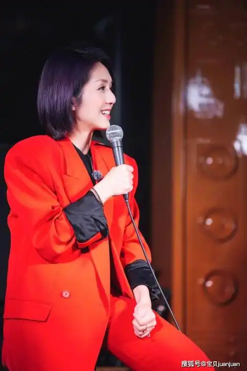 杨千嬅与夫同台合唱,一身复古红西装玩情侣配,比小5岁丈夫年轻_丁子高