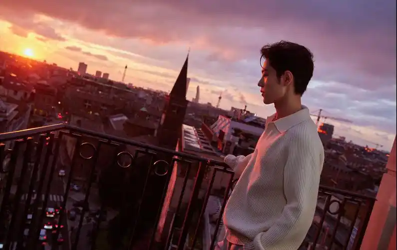 肖战侧脸照:真实更吸粉 肖战的侧脸照惊艳,坦言"戒碳水"失败,网友