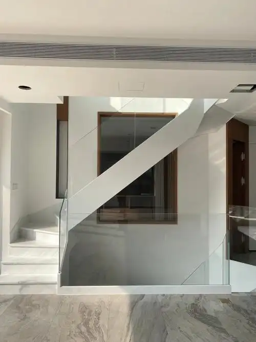 现代简约纯玻璃楼梯