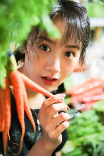 袁冰妍展现买菜日常市场写真彰显灵动可爱