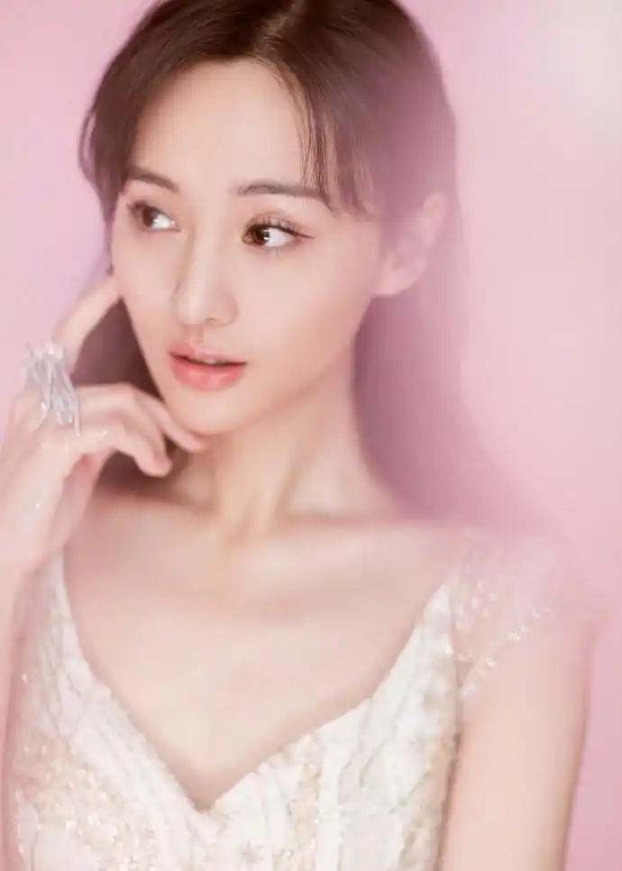 郑爽最新美照曝光目光无辜惹人怜爱