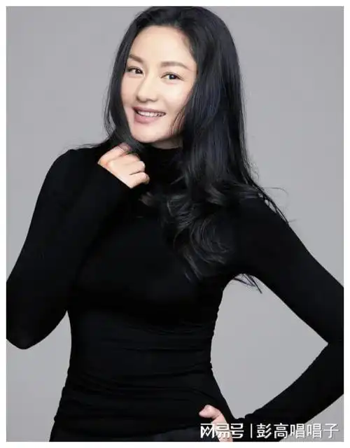 53岁瞿颖街头被偶遇,修长紧实大长腿逆天,纯素颜状态惹争议