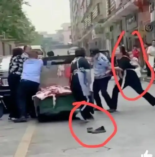 危险城管强制扣押猪肉摊主拿尖刀对峙背孩子的儿媳极力劝阻