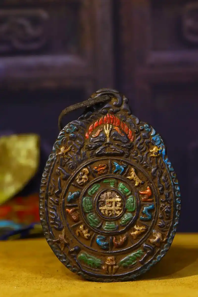 铜胎纯手工打造錾刻描彩九宫八卦牌高11宽8重约165克