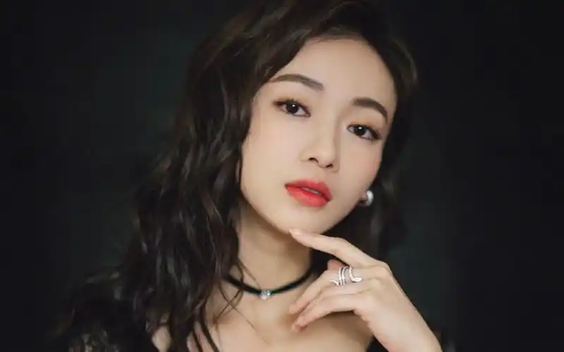 吴谨言性感蕾丝裙写真图片壁纸-美女壁纸-高清美女图片-第2图-娟娟