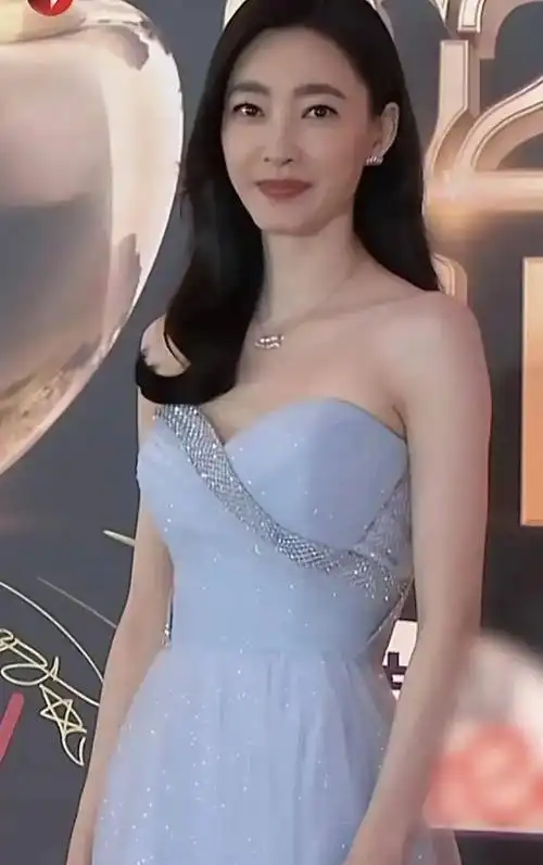 43岁董洁和27岁林允同框身高尴尬唐嫣红气养人周迅咖位碾压