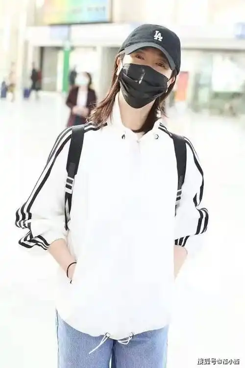 头发不过肩或者是刚刚过肩,扎不起高马尾,可以选择戴款棒球帽,利用