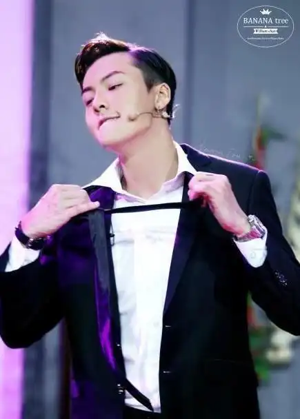 男神扯领带点燃荷尔蒙,哪一位让你窒息?