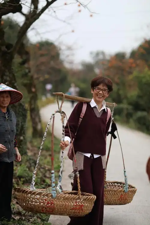 挑着担子也是明星