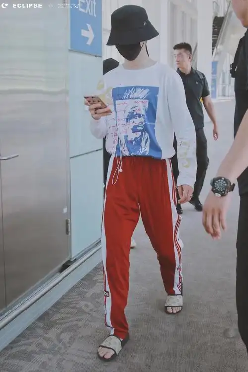 组图范丞丞慵懒风穿搭现身机场红色运动裤脚踩拖鞋潮范足