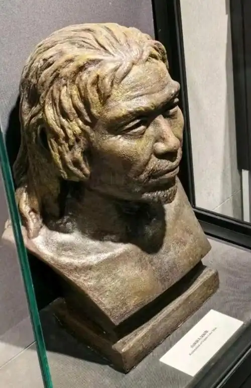 北京周口店龙骨山上,生活着一群特殊的智人,他们被后世称为"山顶洞人"