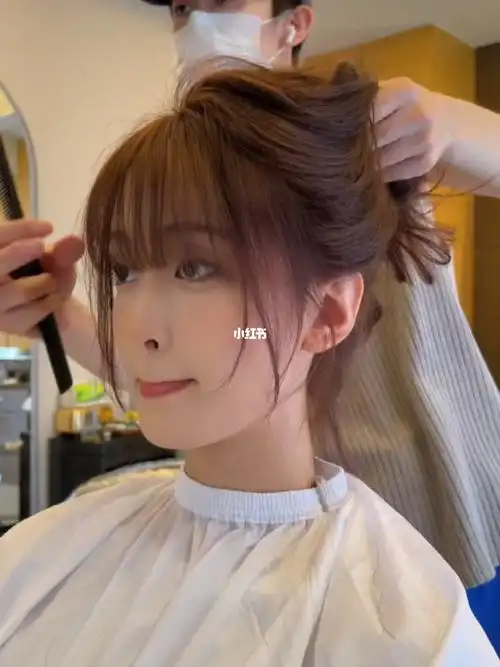 喜欢扎头发的可以剪这个刘海